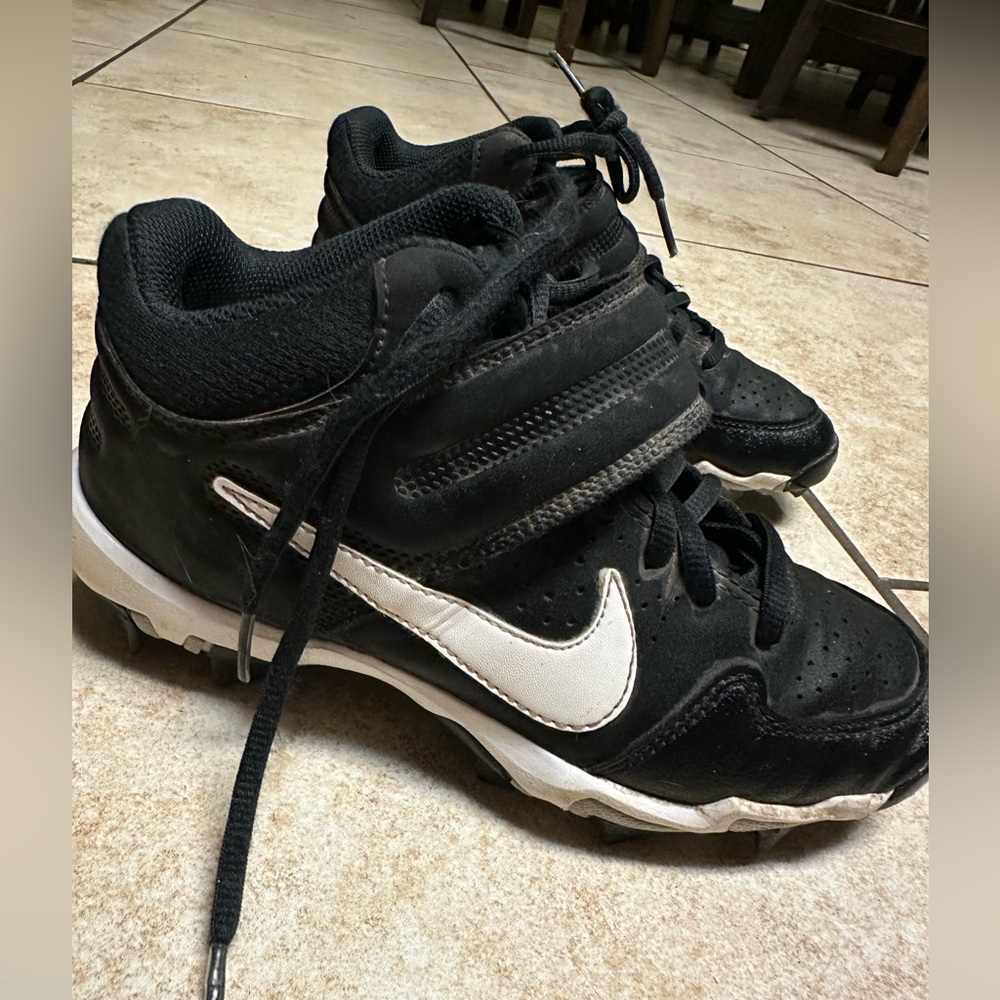 Youth baseball Nike Cleats